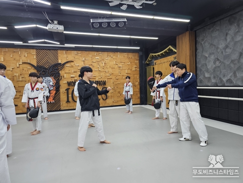  윤병권관장님 <br>
체육교육학 박사<br>
남양주시태권도협회시범단 감독<br>
경희대송라태권도 총관장<br>
송라보라매팀 단장<br>
한국파워점핑줄넘기 관장<br>
2024 경기도태권도협회장 표창<br>
2024 남양주시체육회장 표창<br>
2024 경기도태권도협회 최우수지도자상수상<br>
2024 남양주시태권도협회 최우수지도자상수상