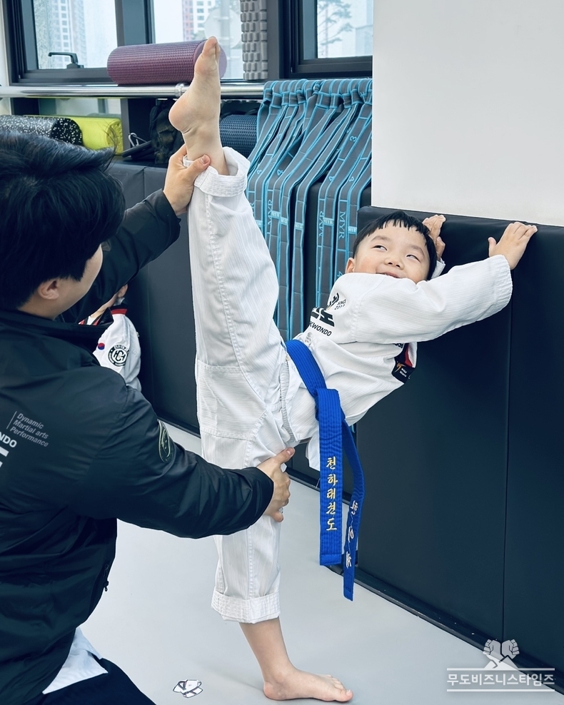이애란 관장님 유급자 수련생을 정성스럽게 지도하고 있다.